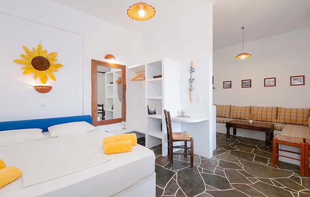 Το καθιστικό και το κρεβάτι στο στούντιο 3