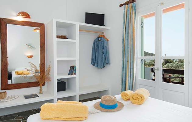 Το εσωτερικό του στούντιο με θέα στη θάλασσα