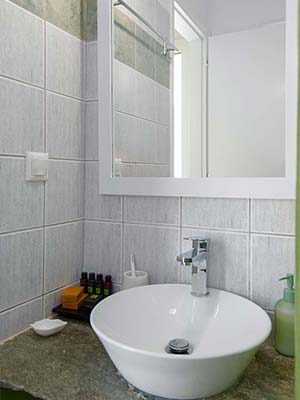 Το μπάνιο στο στούντιο με θέα στη θάλασσα