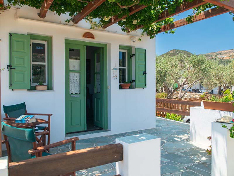 Οι εξωτερικοί χώροι του Μαντιλίδες στη Σίφνο